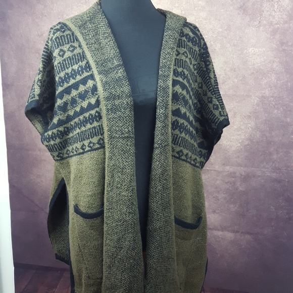 Romeo & Juliet Couture Sweaters - Romeo and Juliet Open Front Sweater Poncho - S
